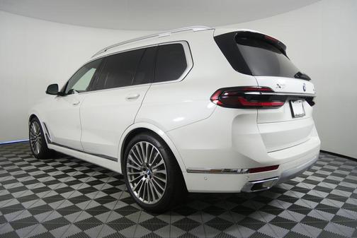 Mineral White Metallic 2026 BMW X7 xDrive40i