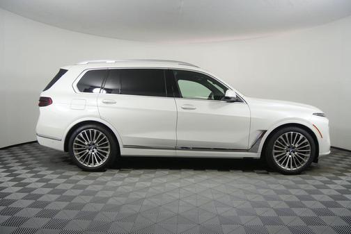 Mineral White Metallic 2026 BMW X7 xDrive40i