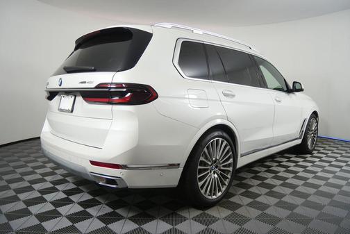 Mineral White Metallic 2026 BMW X7 xDrive40i
