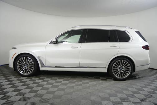 Mineral White Metallic 2026 BMW X7 xDrive40i