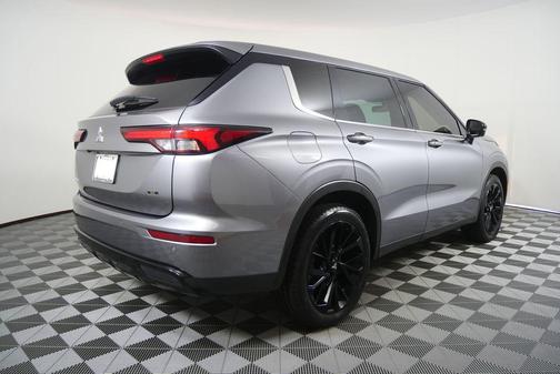 Gray Metallic 2023 Mitsubishi Outlander SE S-AWC