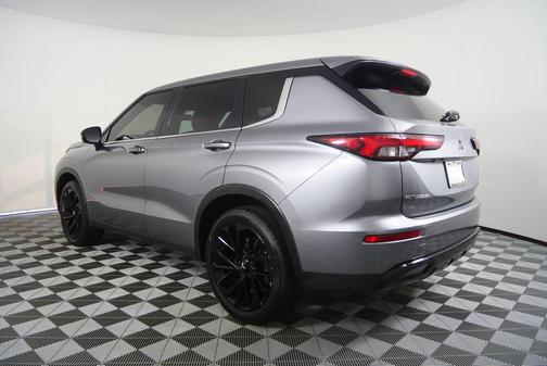 Gray Metallic 2023 Mitsubishi Outlander SE S-AWC