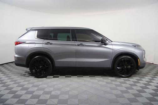 Gray Metallic 2023 Mitsubishi Outlander SE S-AWC