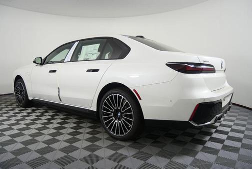 2026 BMW 750e i xDrive