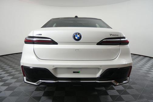 2026 BMW 750e i xDrive