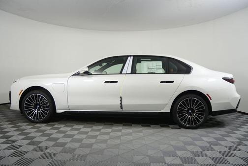 2026 BMW 750e i xDrive