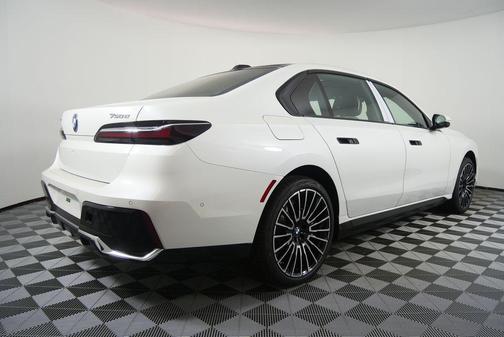 2026 BMW 750e i xDrive