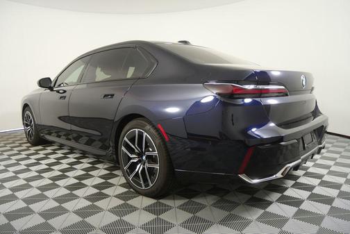 Carbon Black Metallic 2023 BMW 740 i