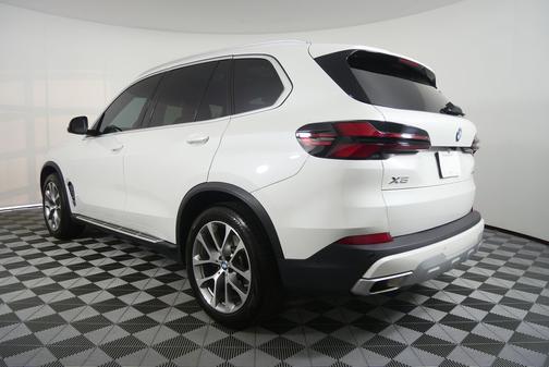 Mineral White Metallic 2024 BMW X5 sDrive40i