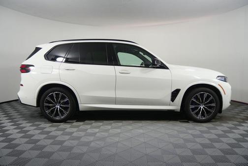 2025 BMW X5 M60i