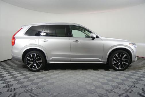 2022 Volvo XC90 T6 Momentum