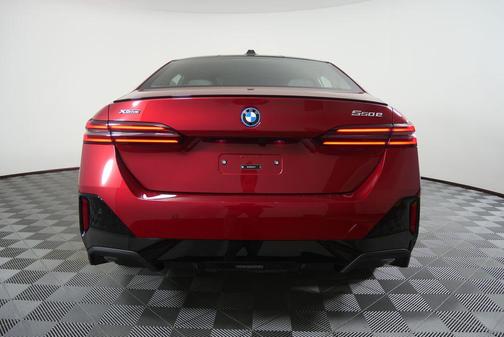 Vegas Red Metallic 2026 BMW 550e xDrive