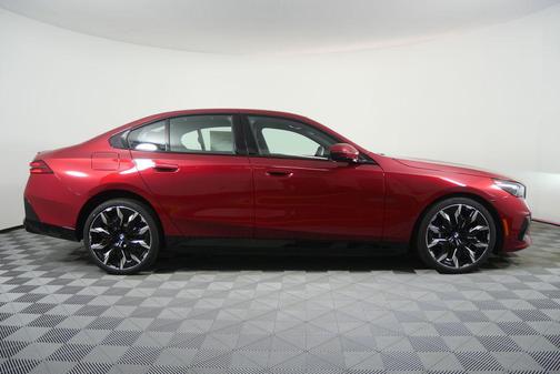 Vegas Red Metallic 2026 BMW 550e xDrive