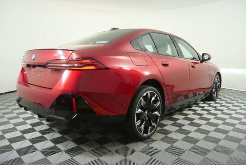 Vegas Red Metallic 2026 BMW 550e xDrive