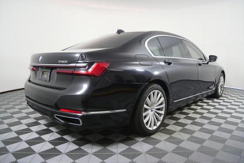 Black Sapphire Metallic 2022 BMW 740 i