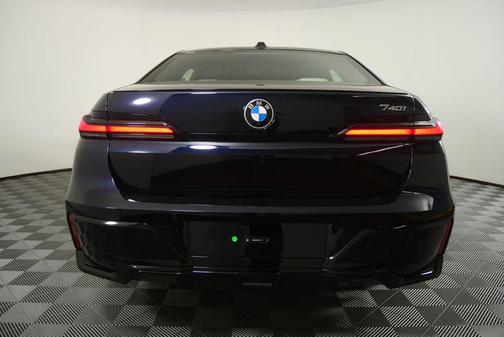 Carbon Black Metallic 2026 BMW 740 740i