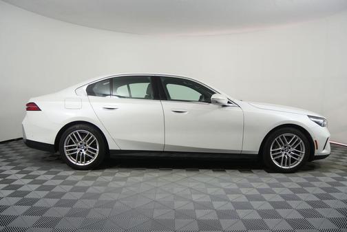 Mineral White Metallic 2025 BMW 530 530i