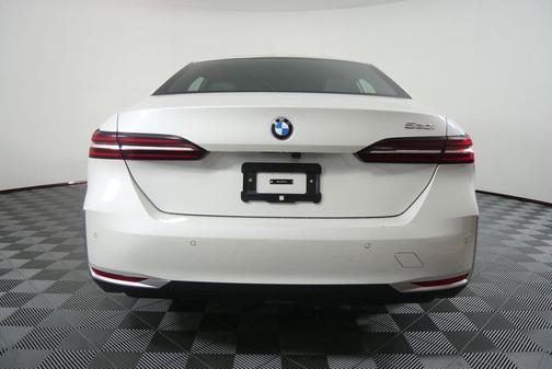 Mineral White Metallic 2025 BMW 530 530i