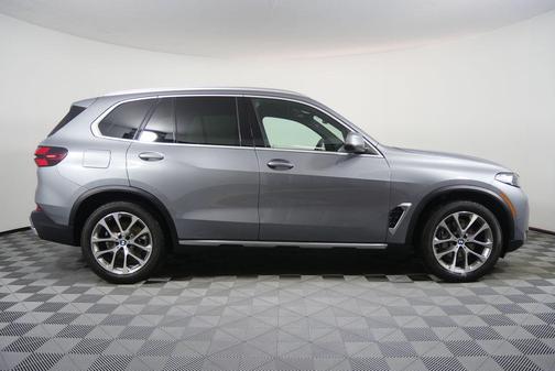 Skyscraper Grey Metallic 2026 BMW X5 xDrive40i