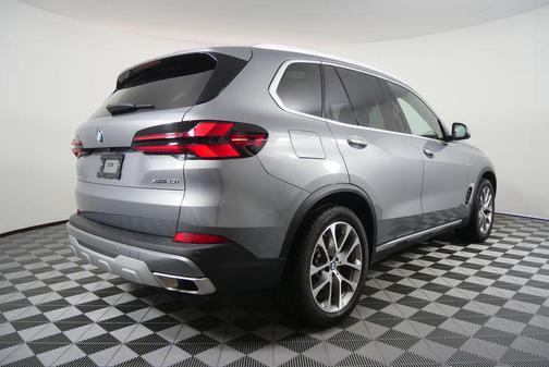Skyscraper Grey Metallic 2026 BMW X5 xDrive40i