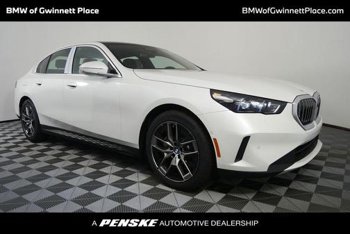 Mineral White Metallic 2026 BMW 530 530i