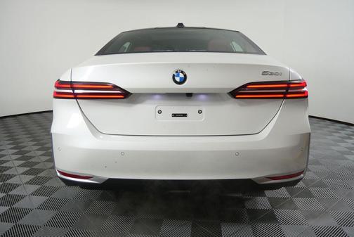 Mineral White Metallic 2026 BMW 530 530i