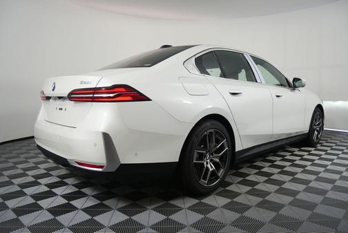 Mineral White Metallic 2026 BMW 530 530i