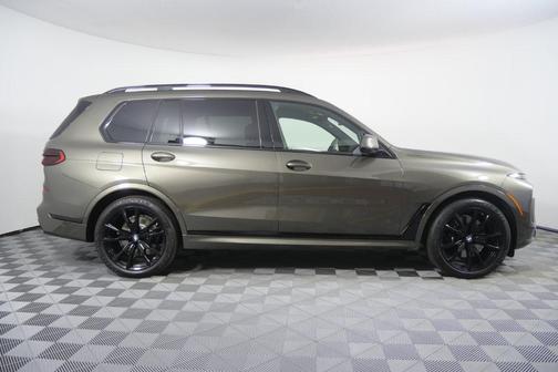 Manhattan Green Metallic 2027 BMW X7 xDrive40i