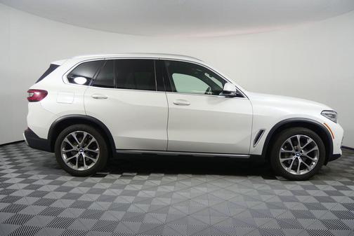 Mineral White Metallic 2021 BMW X5 xDrive40i