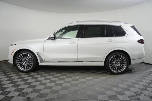 Mineral White Metallic 2027 BMW X7 xDrive40i