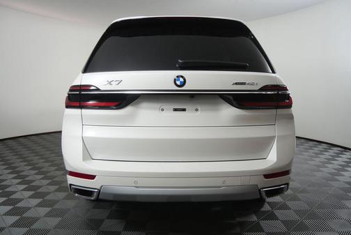 Mineral White Metallic 2027 BMW X7 xDrive40i