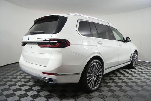 Mineral White Metallic 2027 BMW X7 xDrive40i