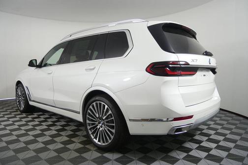 Mineral White Metallic 2027 BMW X7 xDrive40i