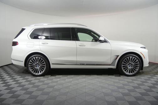 Mineral White Metallic 2027 BMW X7 xDrive40i