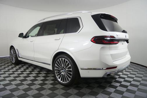 Mineral White Metallic 2026 BMW X7 xDrive40i