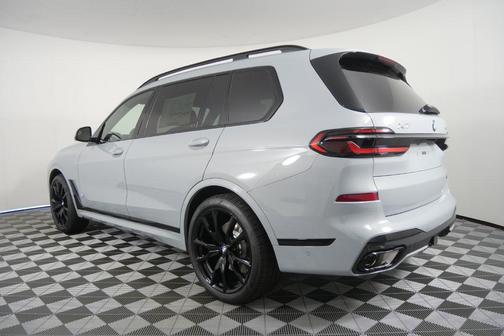 Brooklyn Grey Metallic 2027 BMW X7 xDrive40i
