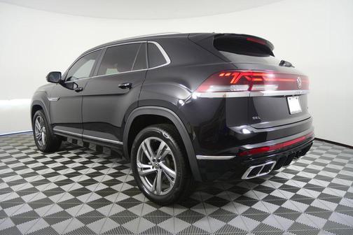 Deep Black 2024 Volkswagen Atlas Cross Sport 2.0T SEL