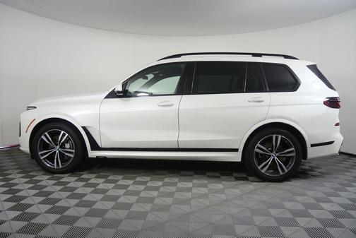 Mineral White Metallic 2024 BMW X7 xDrive40i