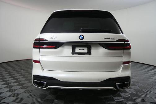 Mineral White Metallic 2024 BMW X7 xDrive40i