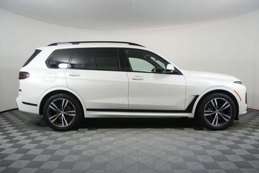 Mineral White Metallic 2024 BMW X7 xDrive40i