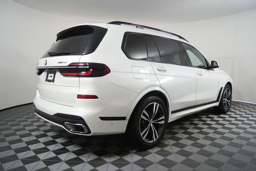 Mineral White Metallic 2024 BMW X7 xDrive40i