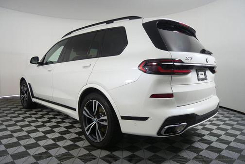 Mineral White Metallic 2024 BMW X7 xDrive40i