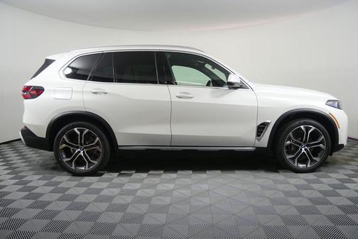 Mineral White Metallic 2026 BMW X5 sDrive40i