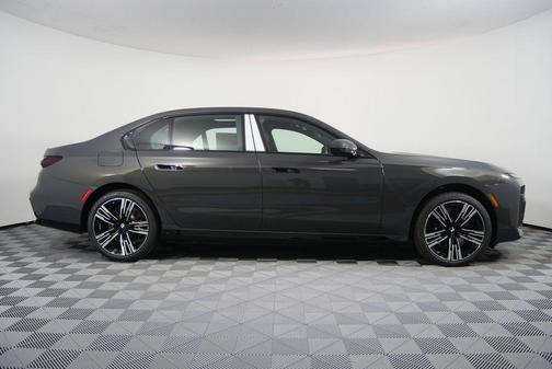 2026 BMW 750e i xDrive
