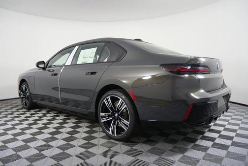 2026 BMW 750e i xDrive