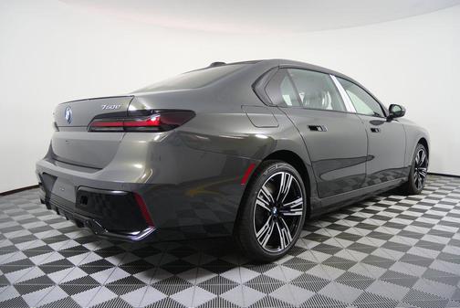 2026 BMW 750e i xDrive