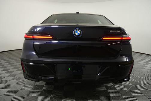 Carbon Black Metallic 2026 BMW i7 eDrive50