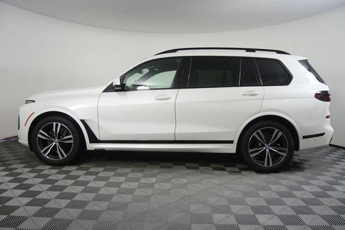 Mineral White Metallic 2024 BMW X7 xDrive40i