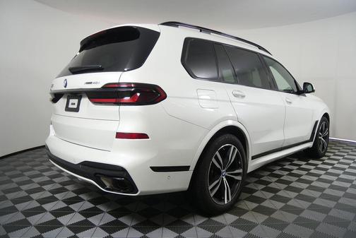 Mineral White Metallic 2024 BMW X7 xDrive40i