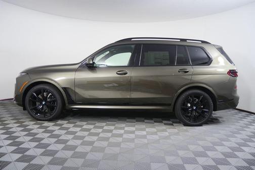 Manhattan Green Metallic 2027 BMW X7 xDrive40i